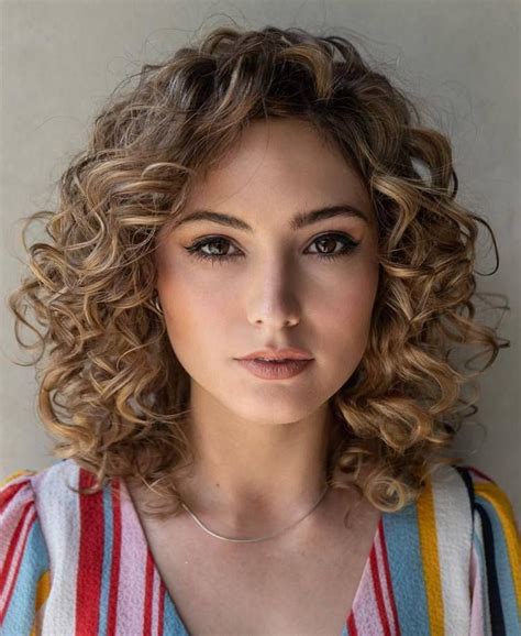 Medium Curly Hairstyle For Round Faces Medium Curly Haircuts Haircuts