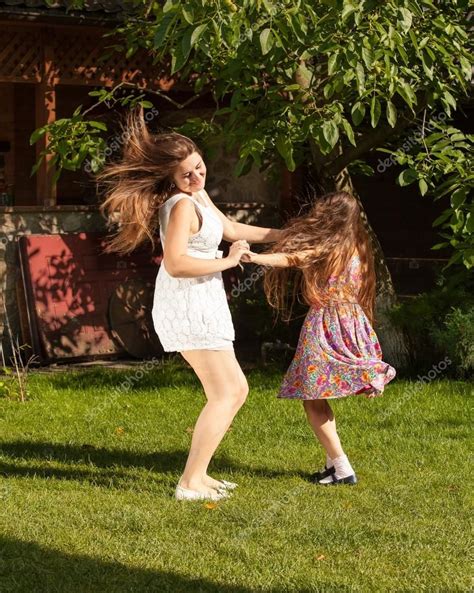 Descargar Madre E Hija Bailando Sobre Hierba En Día Soleado — Imagen
