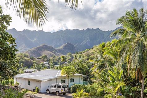 C'est une île de grande beauté avec de hautes montagnes basaltiques le capitaine étatsunien joseph ingraham fut le premier représentant d'un pays occidental à découvrir et à débarquer à nuku hiva en avril 1791. Nuku Hiva » Vacances - Guide Voyage