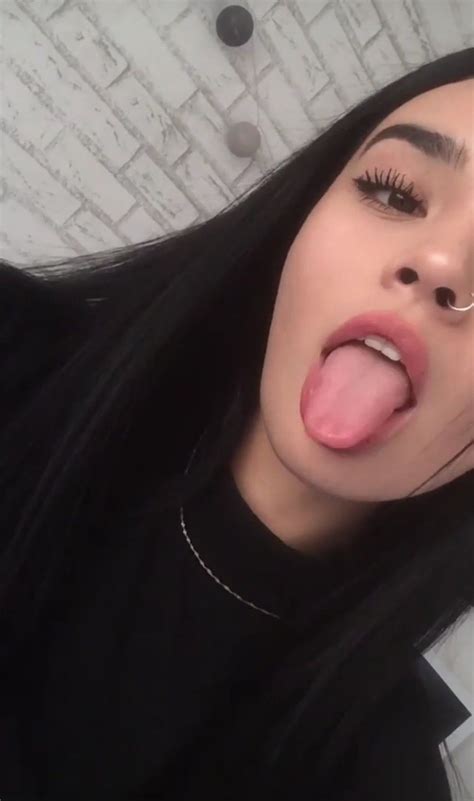 Pin By Xime Neri On Tumblr Girl Tongue Long Tongue Girl Cute Girl Face