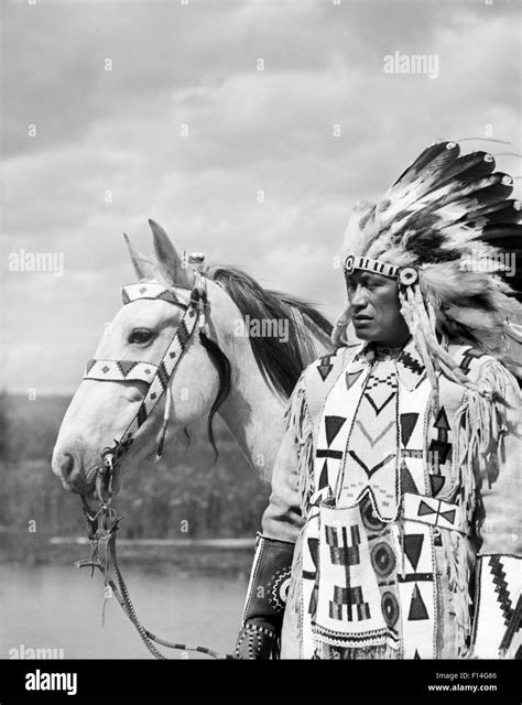 Retrato De 1920 Native American Indian Chief Completo Tocado De Plumas