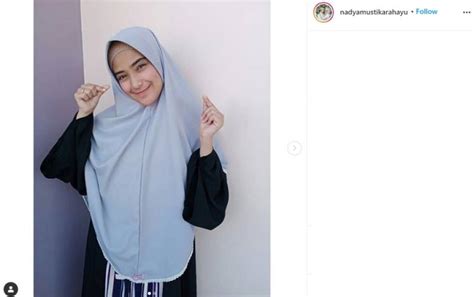 Nadya mustika rahayu lagi gak enak badan, tapi kecantikannya tetap memancar. Cantiknya Masya Allah! 5 Gaya Istri Rizki DA2 Jadi ...