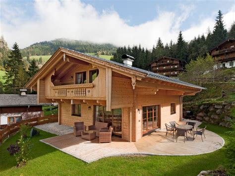 Für viele ist der begriff eindeutig mit einem blockhaus aus massiven kernholzbohlen oder ganzen stämmen verbunden. Ein Holzhaus bauen - Vor- und Nachteile der Holzhaus Bauweise.