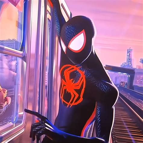 Pin De Jada G Em Spider Man Spiderverse Marvel Avengers Imagens