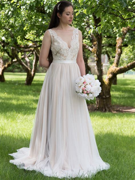 This is an ivory sleeveless lace wedding dress made of venice lace, with soft tulle skirt. Sleeveless lace wedding dress with tulle skirts 4010-wedding