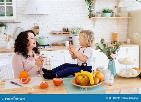 Мама и сын играют вместе на кухне Стоковое Изображение изображение насчитывающей малыш