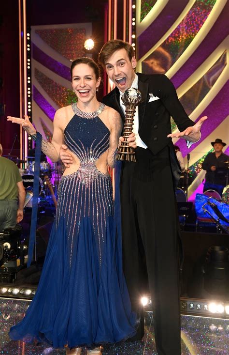 Večery plné elegance, noblesy a emocí každou sobotu od 20:00 na čt1 a v ivysílání jak na sedmou řadu stardance vzpomínají její vítězové, marie doležalová a marek zelinka? GALERIE: Veronika Khek Kubařová: STARDANCE JÍ ROZHODILO ...