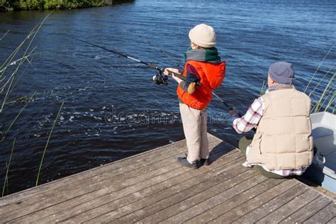 Pesca Feliz Del Hombre Con Su Hijo Foto De Archivo Imagen De Padre