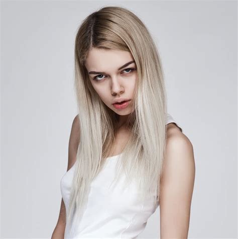 25 Beautiful Platinum Blonde Highlights To Try In 2024
