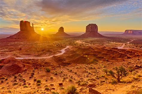 The Sunrise At Monument Valley In Utah Is Stunning
