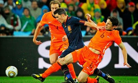 Ficha del encuentro final del mundial de fútbol de 2010 jugado entre las selecciones de holanda y españa con detalle de goles, jugadores titulares y suplentes, tarjetas y cambios. Nuestro Ejército en video: España vs Holanda: La Naranja ...