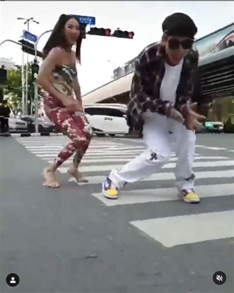 แต้ว ณฐพร แจงดราม่าเต้นเพลง ก้มต่ำ กลางสี่แยกไฟแดง บอกขออนุญาตแล้ว ไม่ได้ส่งผลกระทบกับใคร แนะอย่าไปเครียดกันมาก เต้น. ดีใจ! ป๊อก Mindset ชวน แต้ว ณฐพร ฉลองยอดวิวเพลง ก้มต่ำ ...