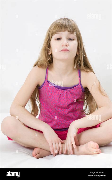 Kleine Süße Mädchen Beim Yoga Stockfotografie Alamy