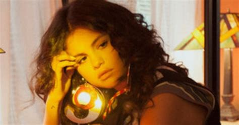 Selena Gomez Reveals What Makes Her Feel Sexy In Wonderland—see The Pics E News