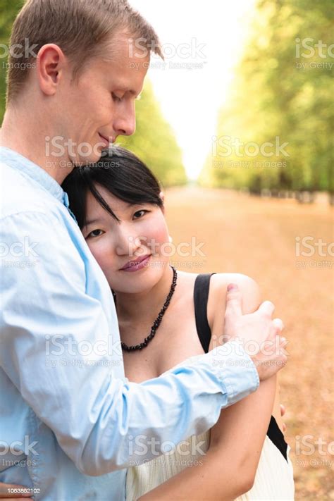서로 포옹 하는 아름 다운 공원에서 낭만적인 국제 커플 골목에 대한 스톡 사진 및 기타 이미지 골목 귀여운 남자 Istock