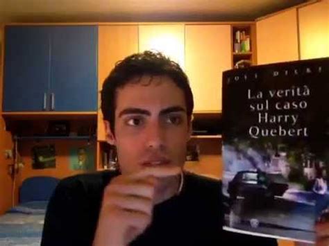 La verità sul caso harry quebert racconta la storia di un famoso scrittore, harry quebert, accusato dell'omicidio, avvenuto trentatré anni prima, di una quindicenne il cui corpo viene ritrovato seppellito nel bosco appartenente alla sua proprietà, una villa bellissima con una vista mozzafiato sull'oceano. Recensione libro * Joël Dicker - La verità sul caso Harry ...