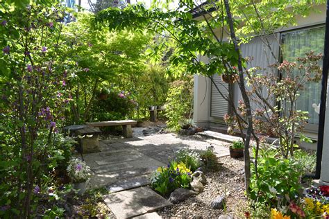石畳と雑木のテラス - 兵庫県・三田市 あまがえる ｜ 自然を大切にした庭と外構の設計施工