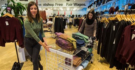 What Store Gets The Most Business On Black Friday - Black Friday Retail Workers Try to Make the Most of a Shopping Slump