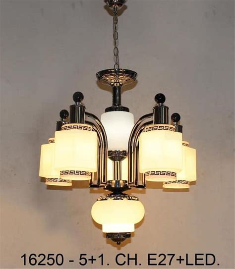 Untuk membuatnya, kamu memerlukan lampu gantung, peralatan dapur bekas, lem tembak. Lampu Hias Gantung Ruang Tamu Kecil - Desain Dekorasi Rumah