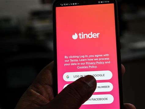 Tinder Online Dating App Tinder Updates Safety Features After Assault
