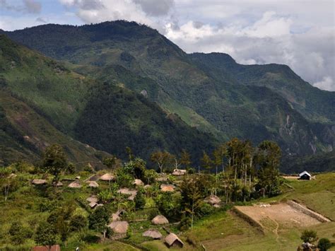 Aku kost di rumah seorang ibu muda dengan satu anak gadisnya. 10 Tempat Wisata di Papua yang Wajib Dikunjungi