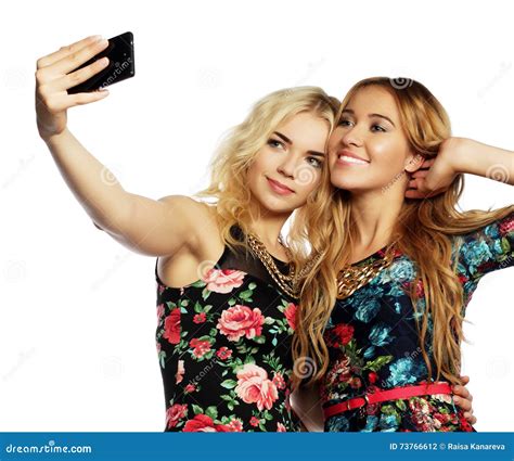 Twee Jonge Vrouwen Die Selfie Met Mobiele Telefoon Nemen Stock Foto