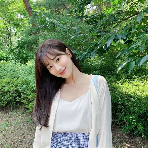 Share a gif and browse these related gif searches. APRIL's Naeun Is Charming Everyone With Her Gorgeous ...