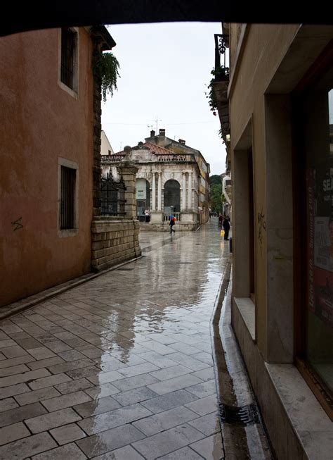Die altstadt liegt auf einer geschützten halbinsel um. Zadar Altstadt bei Regen Foto & Bild | europe, balkans ...