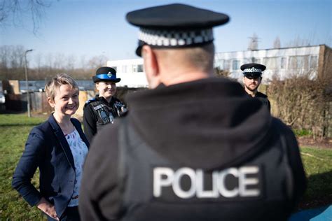 Labour promises to recruit an extra 13,000 community police in crime