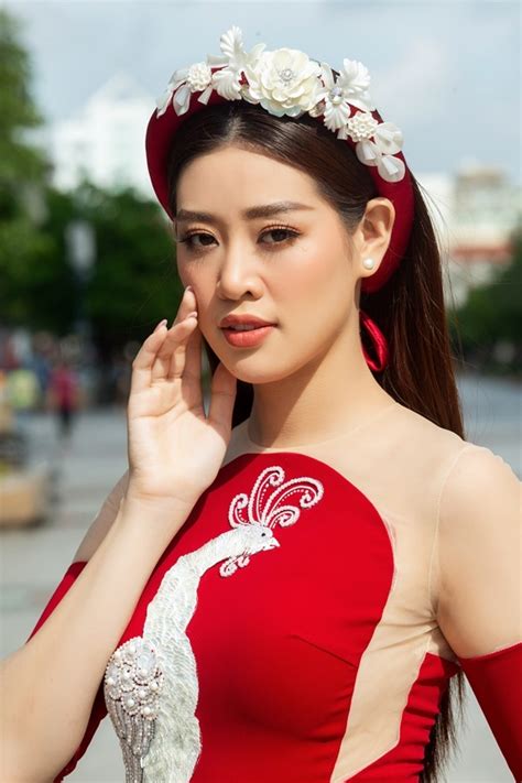 Tuy nhiên, gương mặt của bùi phương nga được đánh giá là mềm mại hơn với mặt trái xoan, mắt to tròn và cánh mũi thon gọn. Hoa hậu Khánh Vân là đại sứ Lễ hội áo dài TP.HCM 2020 ...