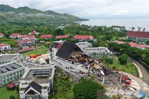Bmkg lokasi gempa majene sulawesi barat magnitudo 6,2, jumat (15/1/2021). Begini Penampakan Dampak Gempa Majene : Okezone News