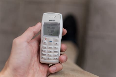 Trên Tay điện Thoại Cổ Nokia 1100 Bạn Có Còn Nhớ