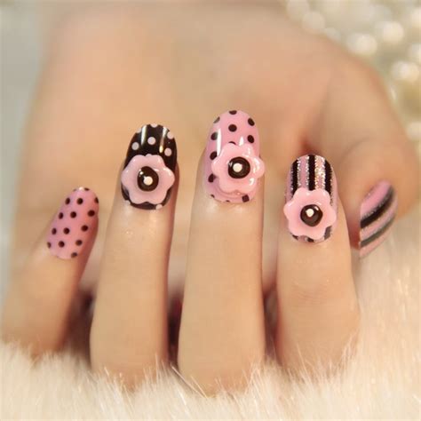 Este diseño de uñas simula el tejido de un sueter, aqui los pasos. uñas decoradas - lindas - hermosas - pintados colores ...