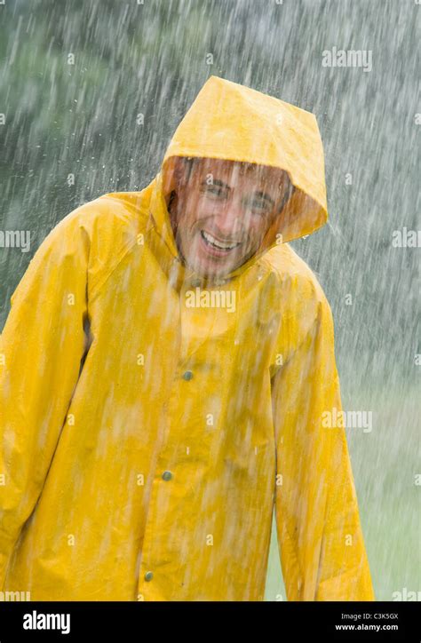 Hombre Vestido Con Capa De Lluvia Bajo La Lluvia Fotografías E Imágenes De Alta Resolución Alamy