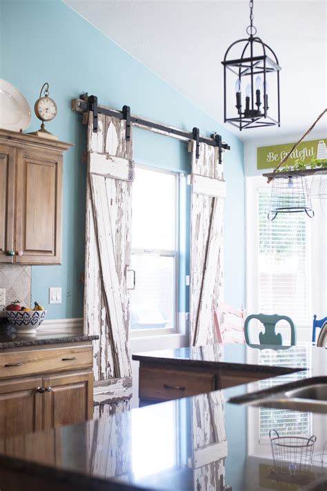 Whether you're planning on moving or simply looking to refresh the look of your home in 2019, this window treatment guide features some of the most popular window treatments, many with pictures to help bring some new ideas. 15 Unique Window Treatment Ideas - Page 10 of 16