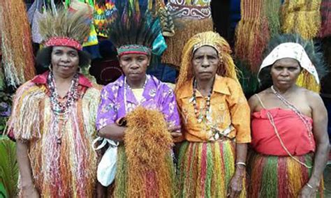 Nama Pakaian Adat Papua Yang Perlu Diketahui Bukareview