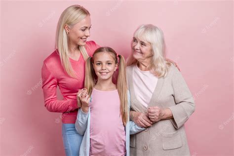 Mujer Joven Con Madre Y Abuela Foto Gratis