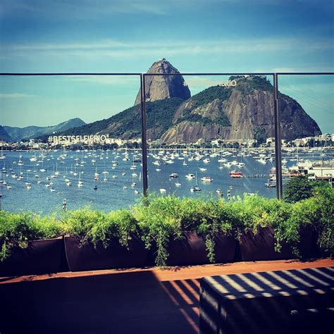 Botafogo praia shopping is a shopping mall containing many different shops and restaurants inside and easily accessible either by bus or the subway station a block away. Terraço panorâmico do Botafogo Praia Shopping, um dos melh ...