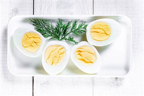 Gekochte Eier Halbiert Und Mit Dill Serviert Auf Einem Weißen Teller