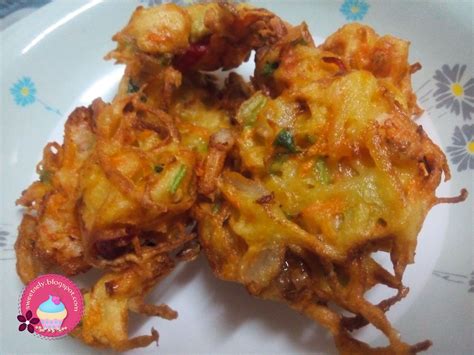 Menu ini diberikan nama sebegitu disebabkan bahan perisa tambahan yang dicampurkan bersama tepung gandum tersebut iaitu ikan bilis kering. cucur kentang ikan bilis