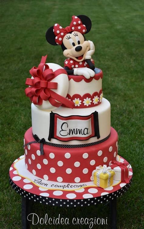 This terrific minnie mouse birthday cake is a red, white, and black two tier cake. 1001 + ideas for the cutest Minnie Mouse cake for your ...