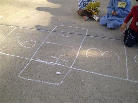 : jugamos a la gallinita ciega. LA ESCUELA SANTUARIO: JUEGOS TRADICIONALES EN EL PATIO DE RECREO