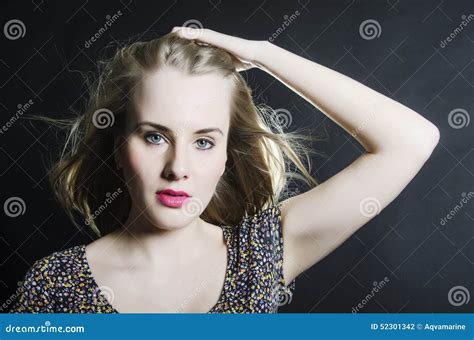 Belle Fille Blonde Avec Des Yeux Bleus Dans Le Sourire Vert De Robe Photo Stock Image Du