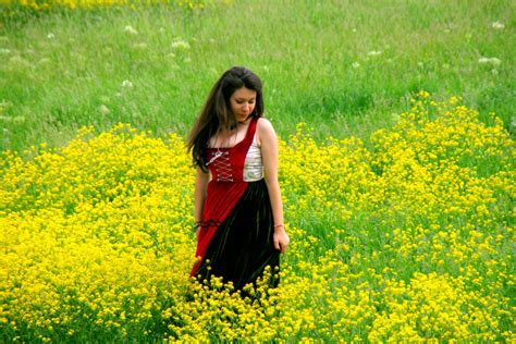 무료 이미지 자연 소녀 목초지 햇빛 식품 녹색 생기게 하다 야채 가을 노랑 유채 꽃들 아름다움 캐놀라