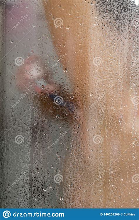 Linda Mulher Tomando Banho No Banheiro E Barbeando As Axilas Conceito Detectado Pelo Indesejado