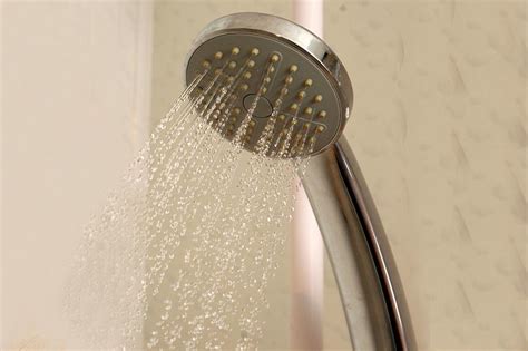 Penggunaan air panas pada saat mandi dapat menenangkan pikiran di tengah padatnya aktivitas. Kelebihan Pemanas Air Tenaga Surya Untuk Shower Kamar ...
