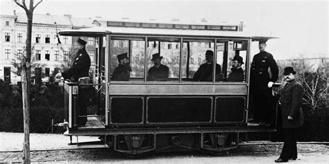 In deutschland war es der eisenbahnbau, der die industrialisierung entscheidend vorantrieb und vielen städten wichtige. Industrialisierung