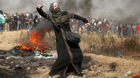 Selama isu palestina tidak ditenggelamkan, indonesia mungkin dapat membidik peluang dari langkah bahrain dan uea yang telah menormalisasi hubungan dengan israel. The Palestinian women at the forefront of Gaza's protests ...