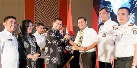Pemkot Makassar Beri Award Skpd Berprestasi