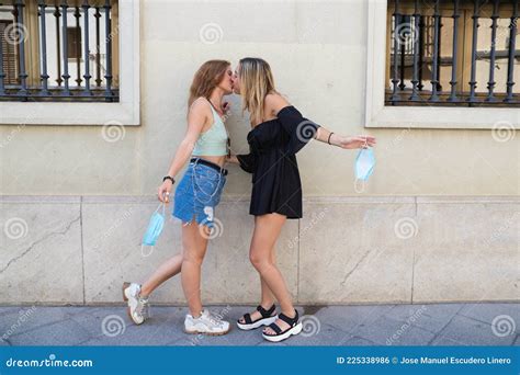 Deux Belles Jeunes Femmes En Vacances Les Femmes Sont Lesbiennes Et